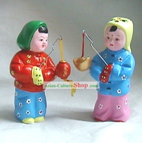 Pékin fait de la boue à la main Figurine-Boys battent le tambour pour rappeler l'heure la nuit