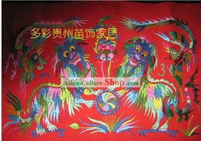 Chinoise Miao de la soie à la main Discussion Broderie d'Art-Danse du Lion Jouer une balle