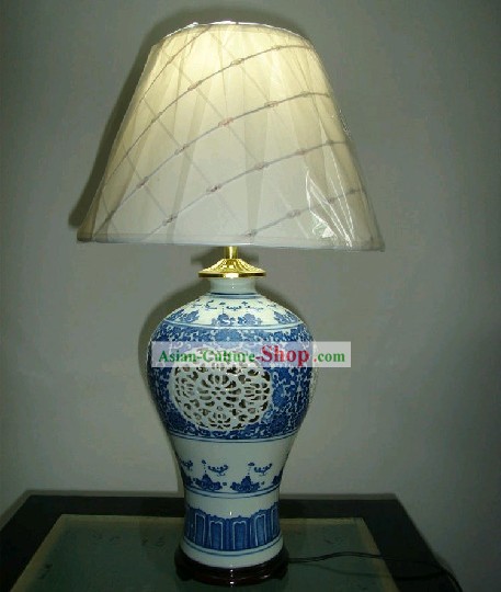 Clásico chino Jing De Zhen cerámica azul y blanca ahuecados lámpara de lectura