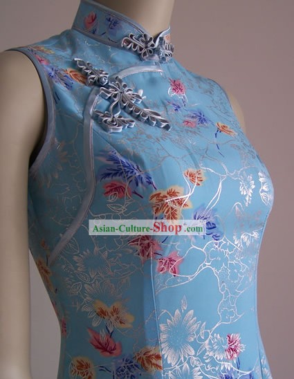美しいボタンと中国の見事なライトブルーチャイナドレス