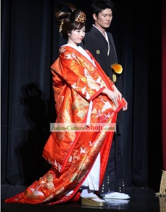 花嫁のための伝統的な日本の日本の結婚式着物フルセット