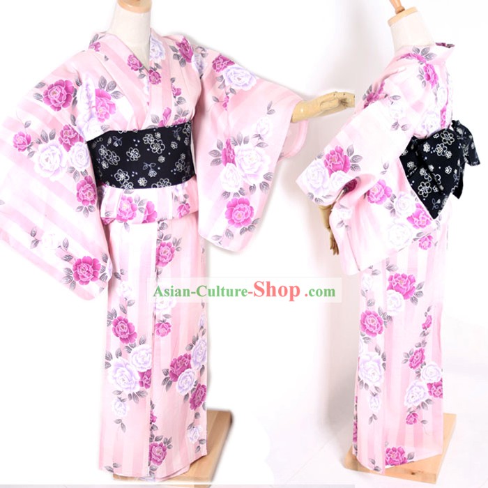 日本の伝統的なピンクフラワリー着物と帯フルセット
