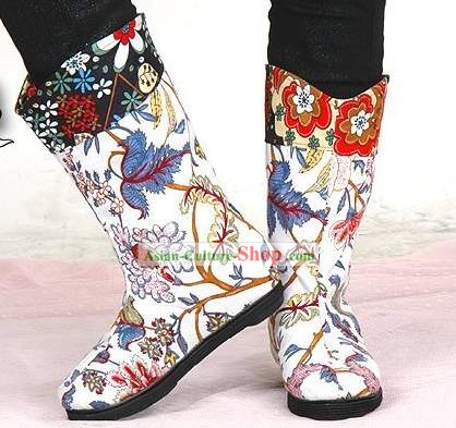 手作りの花の刺繍のブーツ