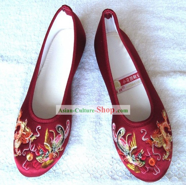 中国の伝統手作りの刺繍サテンのドラゴンの靴