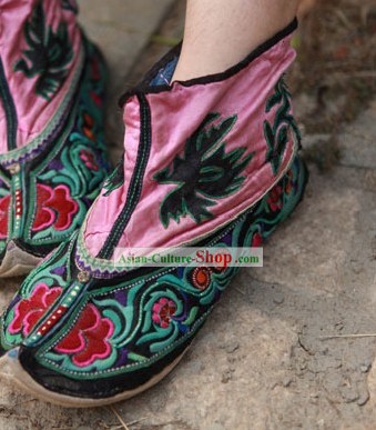 刺繍された中国の少数民族の靴