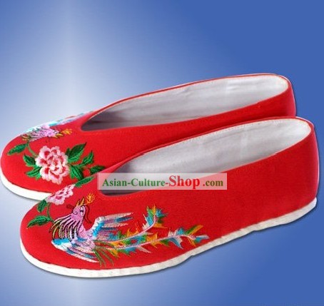 中国の伝統的な手作りと刺繍フェニックスレッドの布の靴