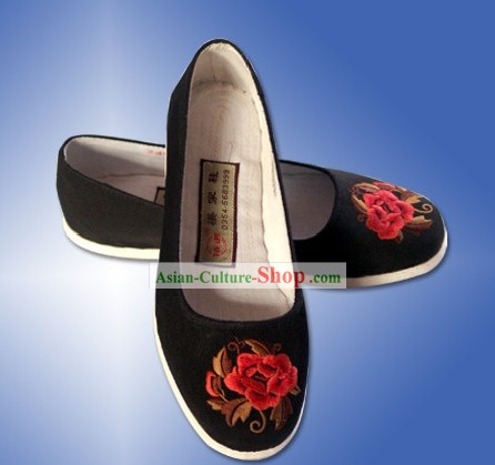 中国の伝統的な手作りと刺繍された花の布の靴