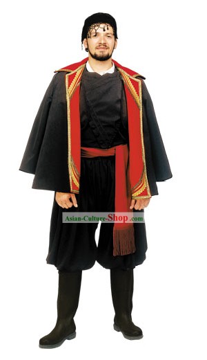 Homme crétois avec le manteau costume grec traditionnel